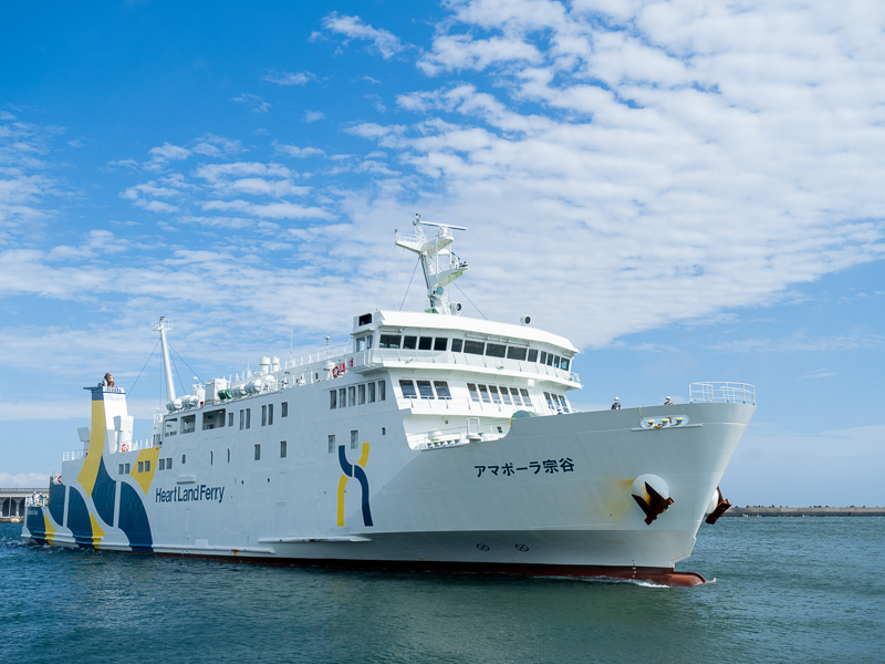 今回私は利尻島および礼文島へ、稚内港からフェリーに自家用車と共に乗船して訪れた。フェリーの航路は稚内港 - 利尻鴛泊港 - 礼文香深港 - 稚内港と周遊航路となっている。