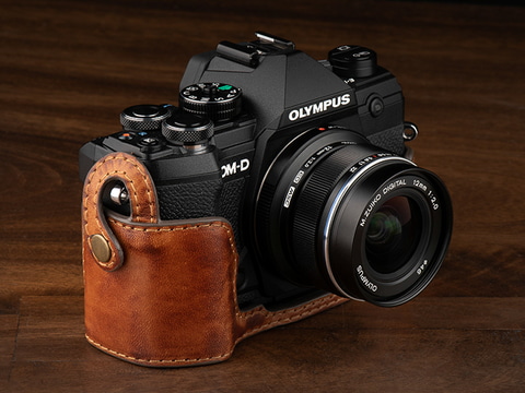 KAZA、オリンパスOM-D E-M5 Mark III用のレザーケース