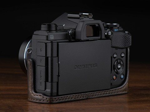 KAZA、オリンパスOM-D E-M5 Mark III用のレザーケース - デジカメ Watch