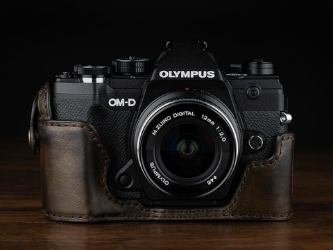 KAZA、オリンパスOM-D E-M5 Mark III用のレザーケース - デジカメ Watch