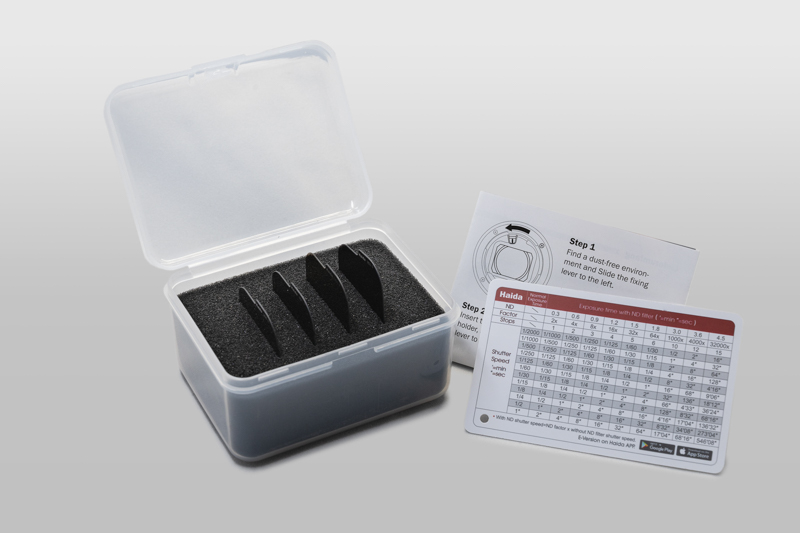 パッケージ同梱物。そのまま撮影現場で使えそうなしっかりしたケースに収まっていた。