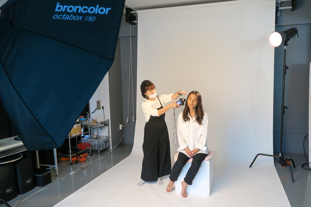 先ほどのライティングに後ろから1灯を加えた。