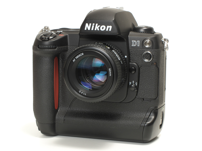 ニコンD1。本格的なニコンデジタル一眼レフカメラの初号機です。ちゃんとデジタル化してもFマウントを踏襲しました。と、いうかマウント変更のチャンスを逃しました。とはいえ、今はミラーレス時代のZシリーズ登場でマウントを変えたのだから、この時点でFマウントを採用したのは正解だったかと。