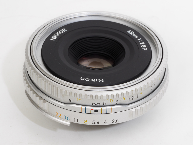 Aiニッコール45mmF2.8P。いわゆるパンケーキレンズ。ニコンFM3Aと同時に登場した最後のAiのMFニッコール。電子接点があるからAF一眼レフやデジタル一眼レフでもストレスなく使用可能。AFニッコールにはできないことをやろうという意気込みがあった。でも発売時にはあまり売れなくて、安売りされていました。