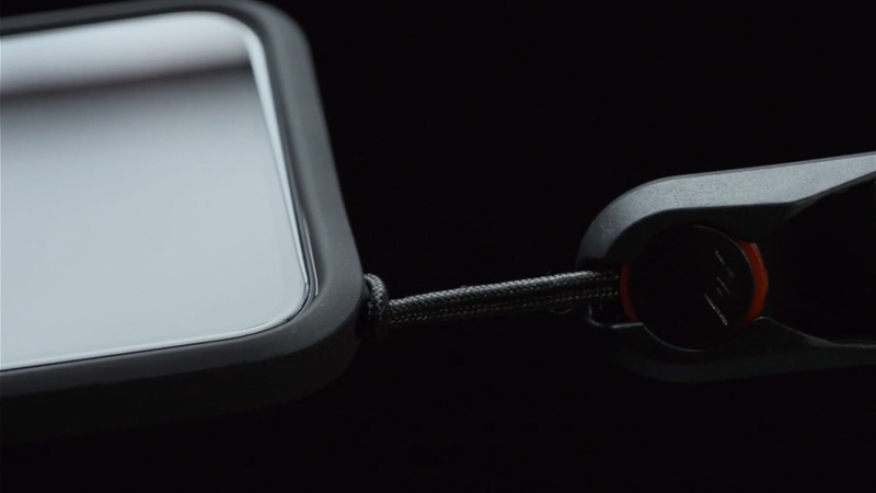 Peak Designのカメラストラップ用アンカーマウントを取り付けられる