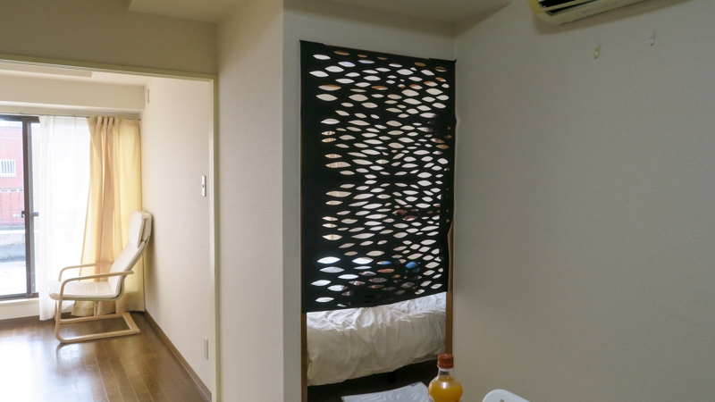 こんな風にProfoto A10と穴を開けた黒ラシャ紙をセッティングしてみた。