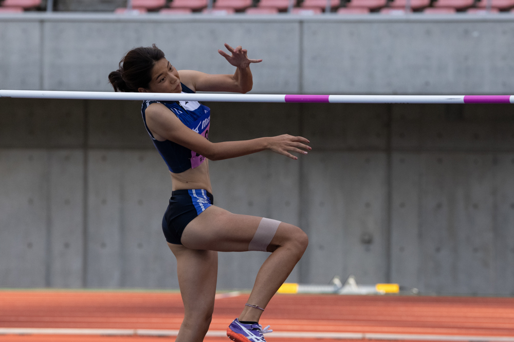 高跳びのシーンなどは高速で手前に飛び込んで来るので、ゼッケンなどにAFが引っ張られがちだが、顔+追尾優先AFと約20コマ/秒連写（電子シャッター）の併用で、その一挙手一投足と表情を逃さず捉えることができる。（撮影・キャプション：奥井隆史）<br><font color=gray><span class="fnt-85">EOS R5 / RF100-500mm F4.5-7.1 L IS USM / 270mm / マニュアル露出（F7.1・1/2,000秒） / ISO 2500 / WB:オート</span></font>