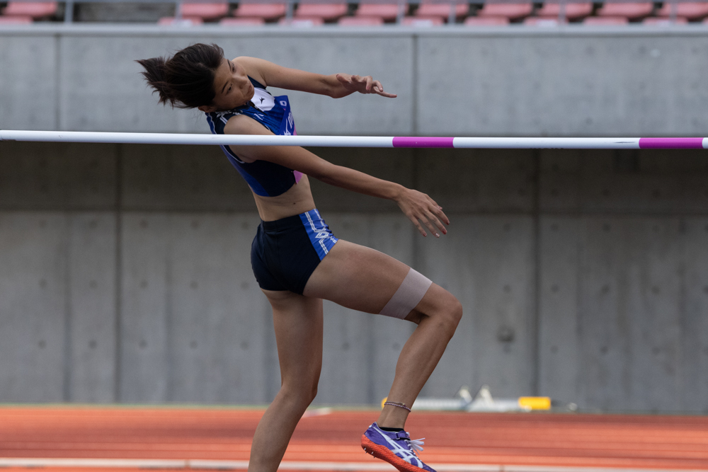 高跳びのシーンなどは高速で手前に飛び込んで来るので、ゼッケンなどにAFが引っ張られがちだが、顔+追尾優先AFと約20コマ/秒連写（電子シャッター）の併用で、その一挙手一投足と表情を逃さず捉えることができる。（撮影・キャプション：奥井隆史）<br><font color=gray><span class="fnt-85">EOS R5 / RF100-500mm F4.5-7.1 L IS USM / 270mm / マニュアル露出（F7.1・1/2,000秒） / ISO 2500 / WB:オート</span></font>