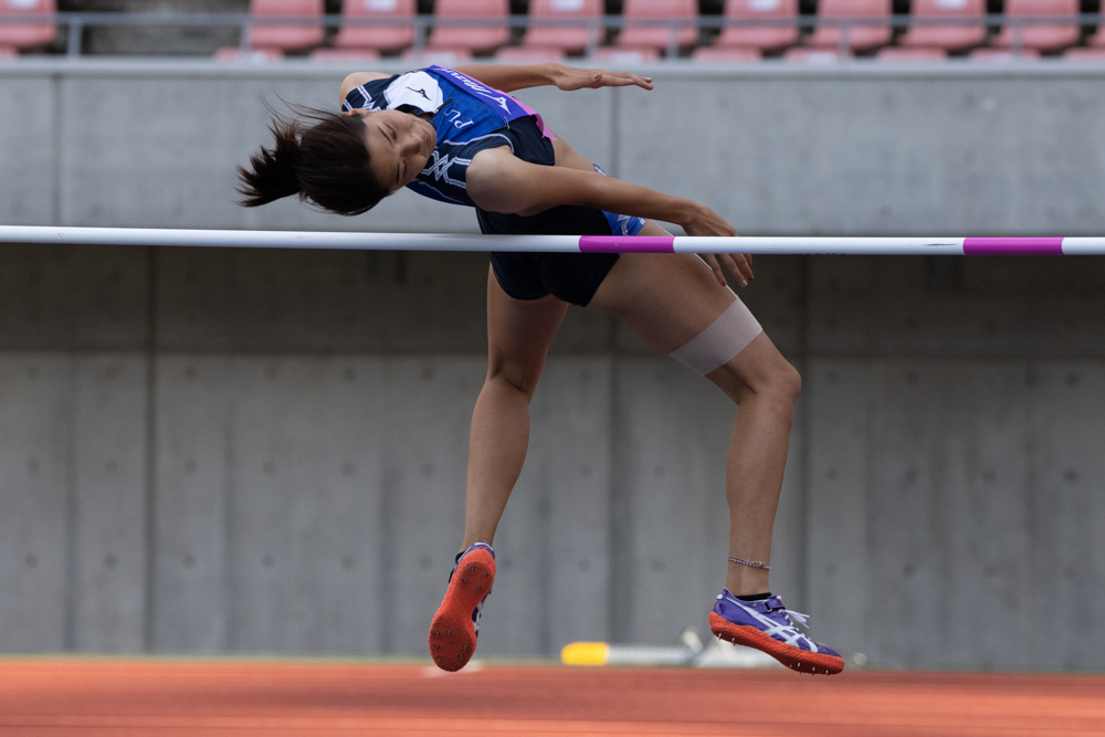高跳びのシーンなどは高速で手前に飛び込んで来るので、ゼッケンなどにAFが引っ張られがちだが、顔+追尾優先AFと約20コマ/秒連写（電子シャッター）の併用で、その一挙手一投足と表情を逃さず捉えることができる。（撮影・キャプション：奥井隆史）<br><font color=gray><span class="fnt-85">EOS R5 / RF100-500mm F4.5-7.1 L IS USM / 270mm / マニュアル露出（F7.1・1/2,000秒） / ISO 2500 / WB:オート</span></font>