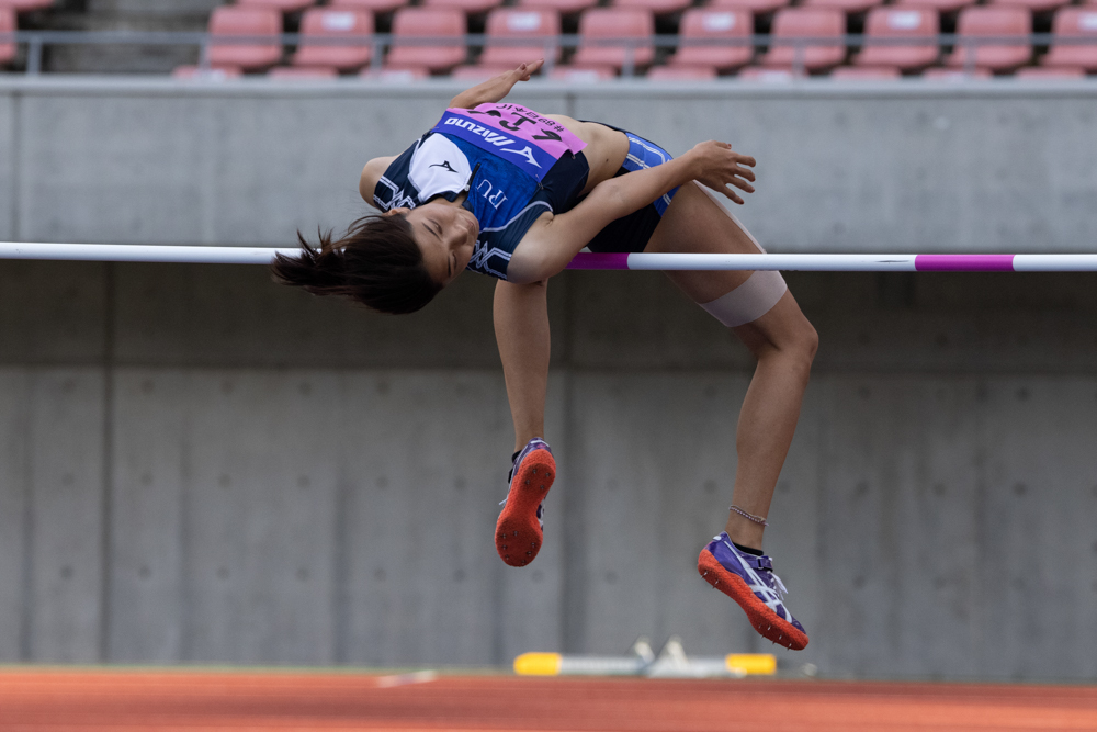 高跳びのシーンなどは高速で手前に飛び込んで来るので、ゼッケンなどにAFが引っ張られがちだが、顔+追尾優先AFと約20コマ/秒連写（電子シャッター）の併用で、その一挙手一投足と表情を逃さず捉えることができる。（撮影・キャプション：奥井隆史）<br><font color=gray><span class="fnt-85">EOS R5 / RF100-500mm F4.5-7.1 L IS USM / 270mm / マニュアル露出（F7.1・1/2,000秒） / ISO 2500 / WB:オート</span></font>