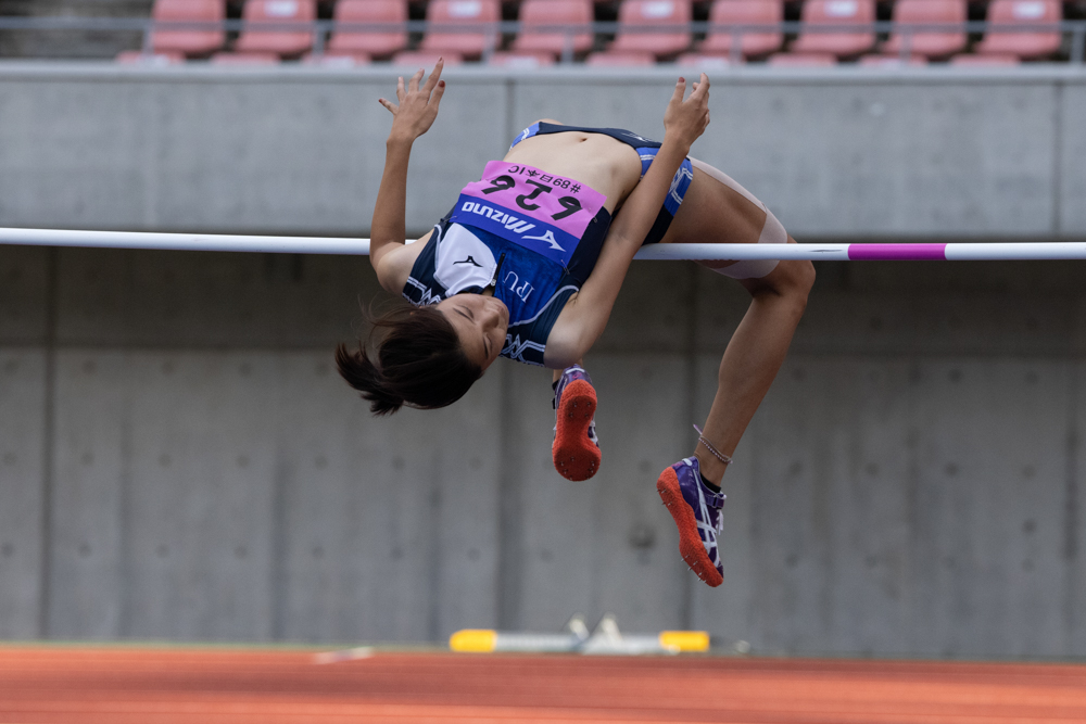高跳びのシーンなどは高速で手前に飛び込んで来るので、ゼッケンなどにAFが引っ張られがちだが、顔+追尾優先AFと約20コマ/秒連写（電子シャッター）の併用で、その一挙手一投足と表情を逃さず捉えることができる。（撮影・キャプション：奥井隆史）<br><font color=gray><span class="fnt-85">EOS R5 / RF100-500mm F4.5-7.1 L IS USM / 270mm / マニュアル露出（F7.1・1/2,000秒） / ISO 2500 / WB:オート</span></font>