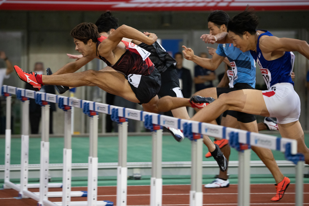 勝者だけを撮影しても状況は伝わらない。従来は測距点を瞬時に撮りたい選手とフレーミングに合わせて動かしていたが、顔+追尾優先AFならフレーミングと瞬間に集中できる。（撮影・キャプション：奥井隆史）<br><font color=gray><span class="fnt-85">EOS R5 / RF100-500mm F4.5-7.1 L IS USM / 254mm / マニュアル露出（F5.6・1/500秒） / ISO 8000 / WB:オート</span></font>