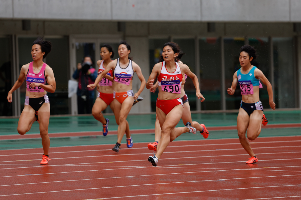 顔・瞳認識によって注目した選手を捉え続けることが可能。ゴール前で2位の選手との位置関係を伝える構図に変更してもしっかり追従してくれる点が頼もしい。（撮影・キャプション：奥井隆史）<br><font color=gray><span class="fnt-85">EOS R5 / RF100-500mm F4.5-7.1 L IS USM / マニュアル露出（F7.1・1/1,250秒） / ISO 1250 / WB:オート</span></font>