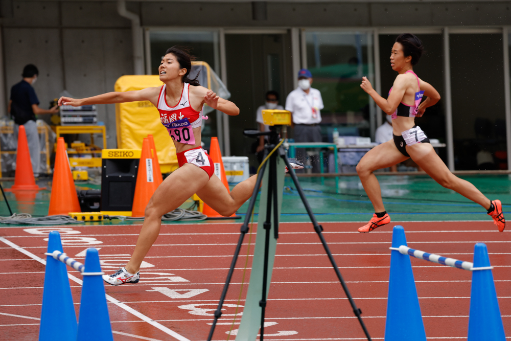 顔・瞳認識によって注目した選手を捉え続けることが可能。ゴール前で2位の選手との位置関係を伝える構図に変更してもしっかり追従してくれる点が頼もしい。（撮影・キャプション：奥井隆史）<br><font color=gray><span class="fnt-85">EOS R5 / RF100-500mm F4.5-7.1 L IS USM / マニュアル露出（F7.1・1/1,250秒） / ISO 1250 / WB:オート</span></font>
