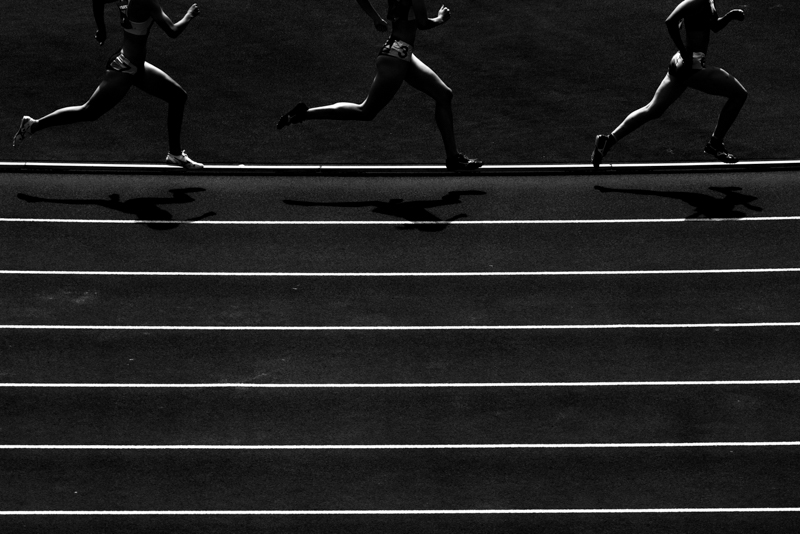 足がきれいに跳ね上がっている瞬間は美しいが、複数人の足をそろえるのは難しい。約20コマ/秒の連写（電子シャッター）ならそんな瞬間も捉えられる。画面全域の測距エリアで構図も自由自在だ。（撮影・キャプション：奥井隆史）<br><font color=gray><span class="fnt-85">EOS R5 / RF100-500mm F4.5-7.1 L IS USM / 254mm / マニュアル露出（F16・1/2,000秒） / ISO 640 / WB:オート</span></font>