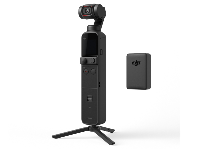 延長ハンドルとミニ三脚を装着した状態。右側のものはワイヤレスマイクトランスミッター