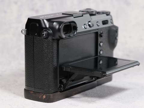 【美品・シャッター1113回】FUJIFILM GFX 50R グリップ付 FUJIFILM GFX 50R用のウッドグリップ - デジカメ Watch