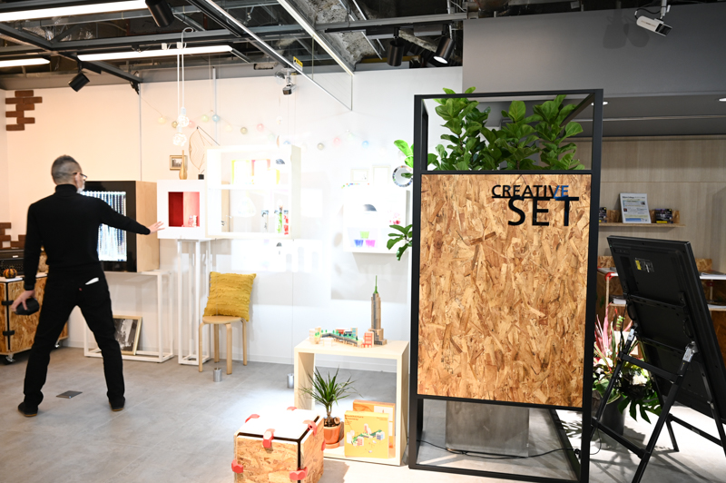クリエイティブセットは色温度などライティングを細かく調整することができる。さながら小さなスタジオといった趣だ。来場者自身の小物持ち込みも可能だとしており、様々な撮影体験を試すことができるスペースとして位置づける