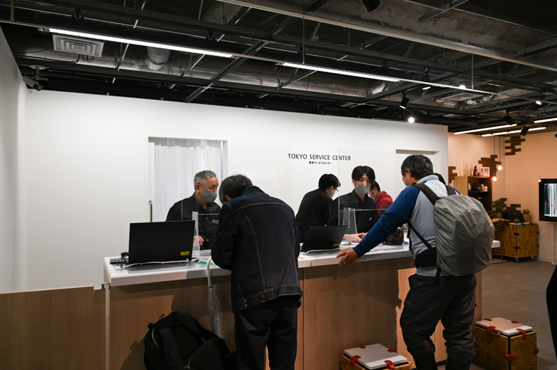 サービスセンター窓口。初日にもかかわらず、多くのユーザーが相談に訪れていた
