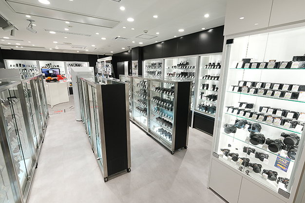2階は10月2日にリニューアル。SONY、CONTAX、KONICA MINOLTA、ATOMOS、GoPro、プリンターを扱う。