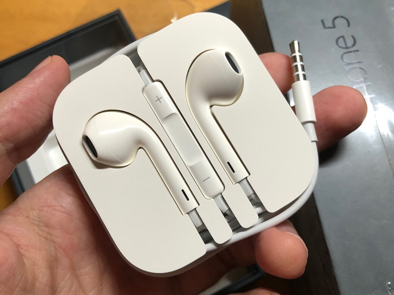 ちょっと前のiPhoneに付属していたイヤホンマイク。ふと手元のギターアンプ（ヤマハTHR10C）にも繋いでみたところ、生音が入り込んでくるせいか本格的なイヤホンよりいい感じに。