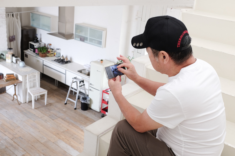 初日のスタジオは3階建の白壁を主体としたスタジオだった。階段から2階部分を俯瞰で撮影位置をチェック