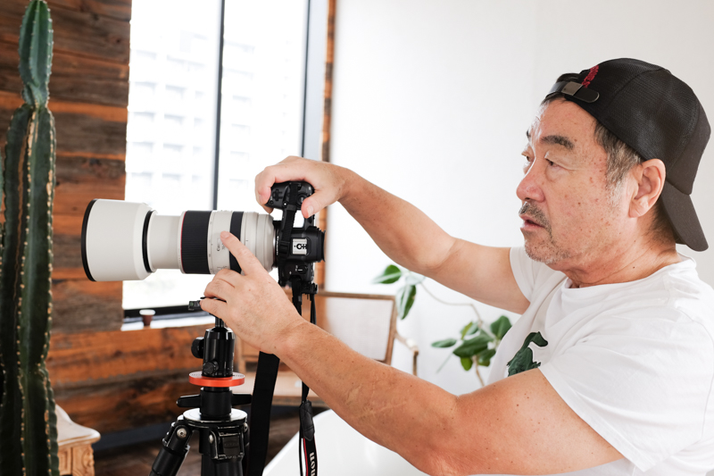 ホールディング性も良好だとして、キヤノンやニコンのカメラは、カメラマンの手を熟知しているとコメント