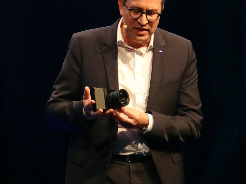 ZX1を手にするZEISSのコンシューマ製品担当ヨルグ・シュミッツ氏（2018年。ドイツ・ケルンの発表イベントにて編集部撮影）