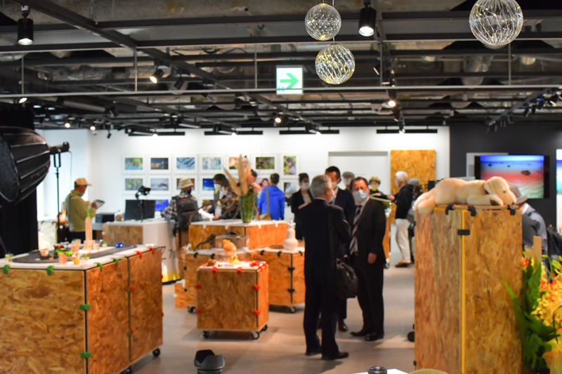 背の高い什器は備えつけられておらず、フレキシブルに展示空間を変えていけるようにという意図で設計されていることが見てとれる