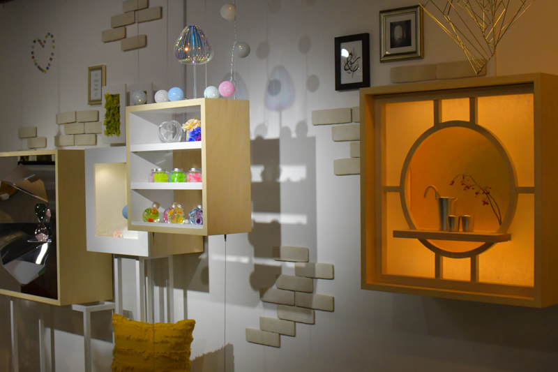 小物類も充実。手前には大阪錫器製のものと思われる酒器が。地元と密着しているところにも土地柄がにじんで面白い