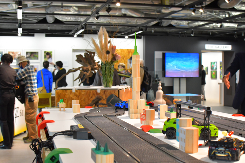 サーキット上を模型の車が走り回る。動体の撮影を試してもらいやすいように、と設けられたスペースだ