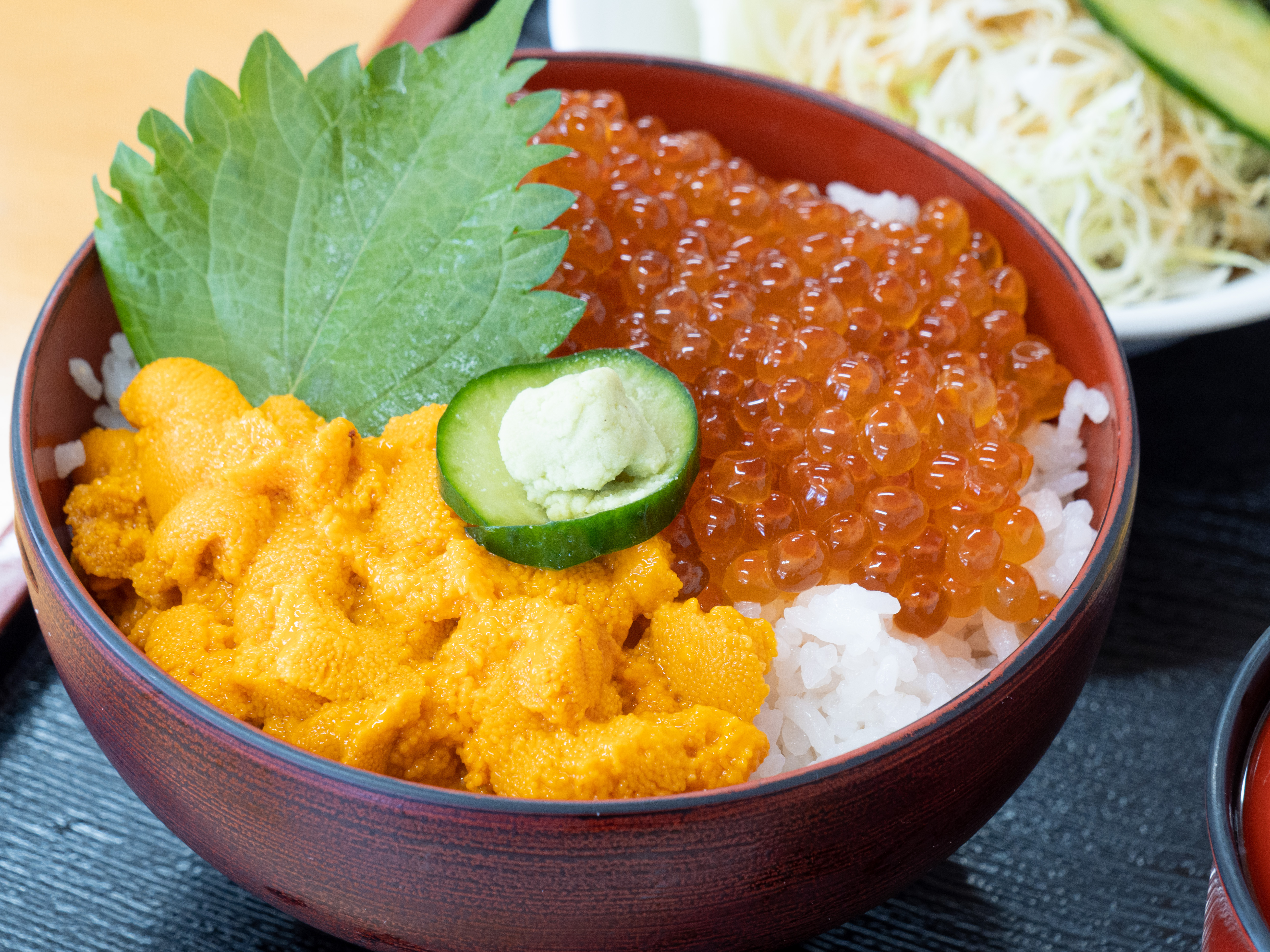 島の美味しいものも忘れずにいただきます。<br>E-M5 Mark III　M.ZUIKO DIGITAL ED 14-150mm F4.0-5.6 II　ISO 400（F8.0・1/15）絞り優先AE +0.3EV  WBオート