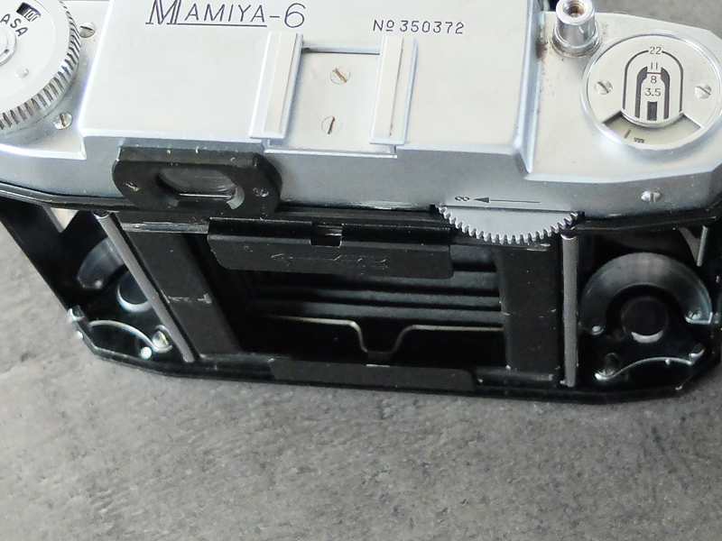 ボディ背面に親指で操作するノブがあり、それでフィルム面を前後させてピント合わせを行う。