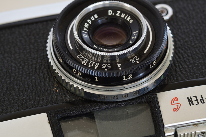 写真1。オリンパスペンやペンSは回転ヘリコイドなので、絞り設定リングと絞り目盛がピント合わせに応じて回転する。