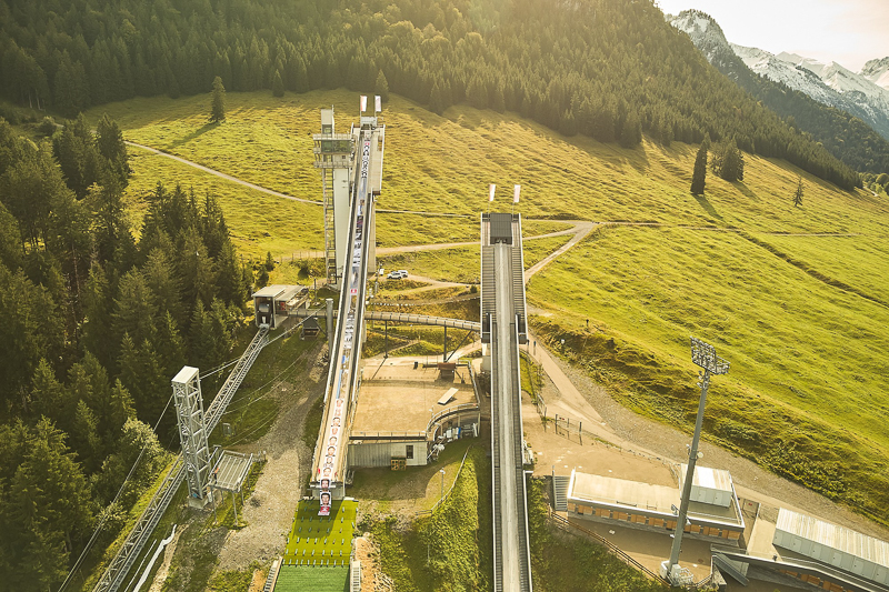 ギネス世界記録を達成したところ。ジャンプ台よりも長い写真プリントが見える。