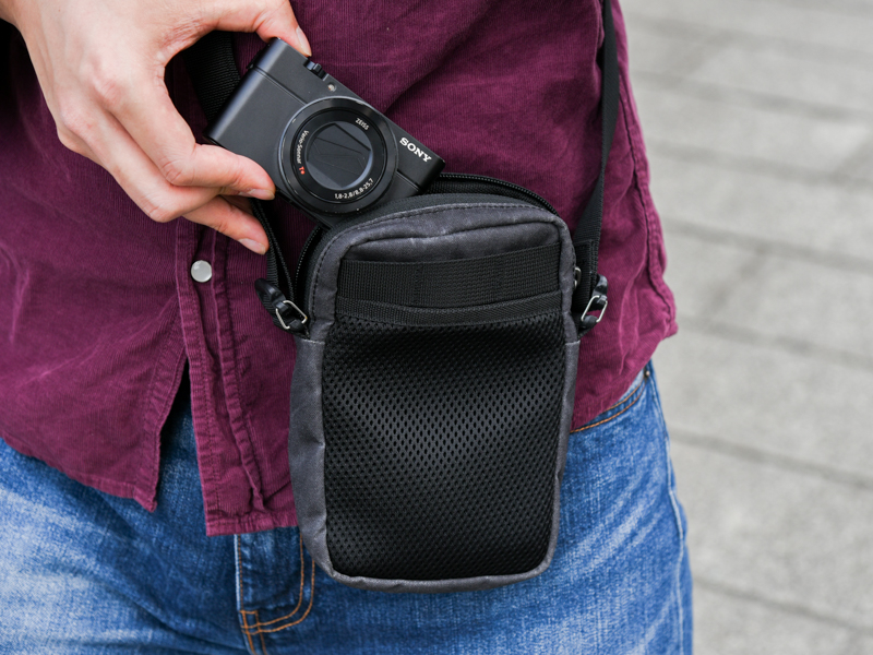 ジッパーポーチ。表面にはメッシュポケットも備える。