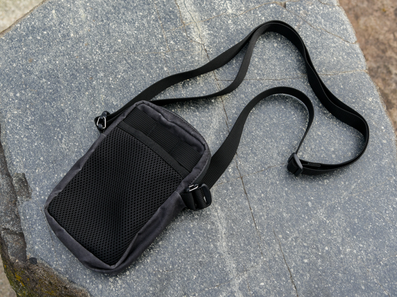 バックルを左右から押し込むと簡単にフックが外れる。取り外しもしやすく、“使いやすさ”にこだわったつくりを感じられる。