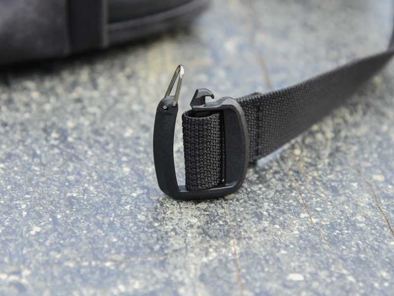 バックルを左右から押し込むと簡単にフックが外れる。取り外しもしやすく、“使いやすさ”にこだわったつくりを感じられる。