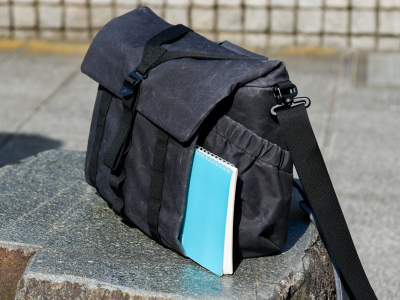 この隙間にはロック機構がないため、荷物の落下には注意が必要。