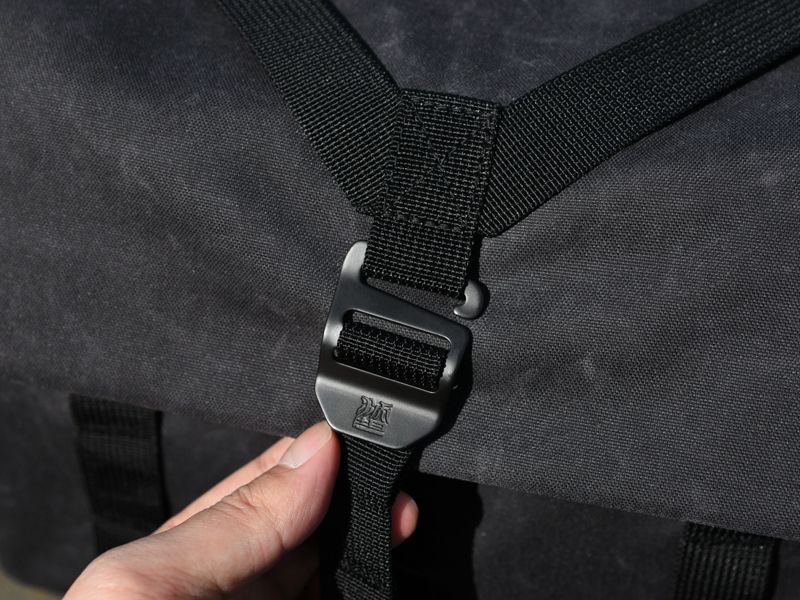 真鍮製パーツにはブラックペイントが施され、使用を重ねると真鍮の下地が表れてくるのだという。