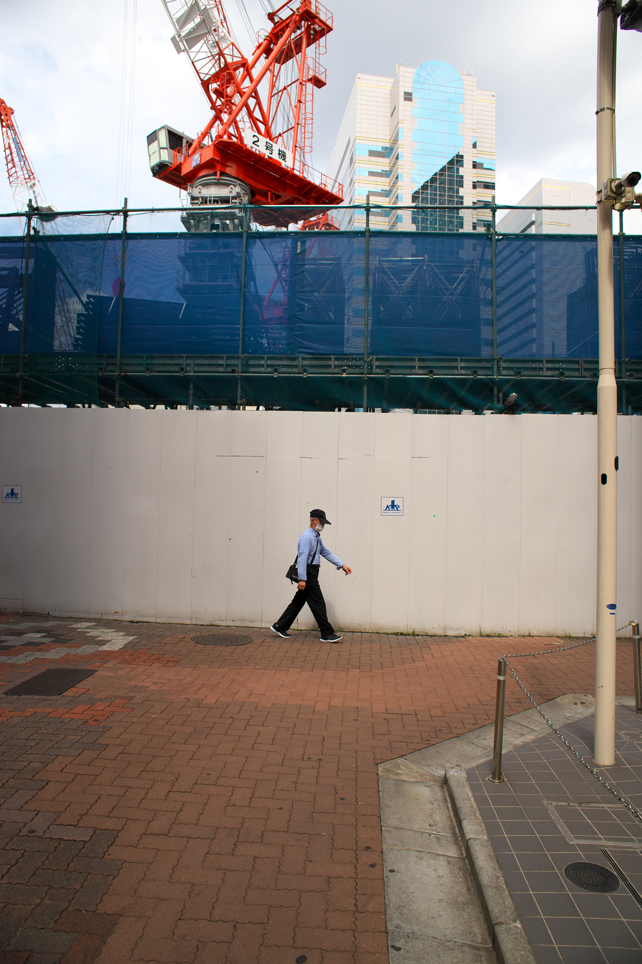 ニッコールでフローティング機構を最初に採用したのは、Nikkor Auto 24mm F2.8だったかなあ。本レンズはその直系なんだけど、現代でも通用する、かなりよく写るレンズなので気に入ってます。レトロフォーカスの泣き所とされた歪曲収差もよく補正されてますし、天気がいまいちですがコントラスト高いし。<br>Df　New NIKKOR 24mm F2.8（F8・1/800秒）ISO 400