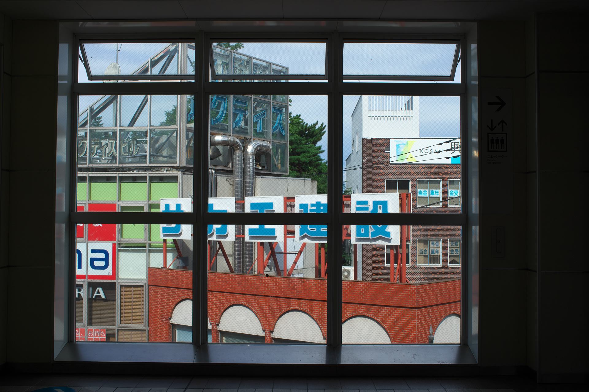 ニコンFマウントの35mmレンズはコンプリートしているはずだけど、本レンズが一番好きかなあ。ソツないですよね、写り。でもフィルム時代にはあまり気にしてなかったけど、こういう被写体ではタル型の歪曲があることが今回わかりました。直そうかなあと思ったんだけど、そのままにしておきました。<br>Df　Ai Nikkor 35mm F2S（F11・1/500秒）ISO 400