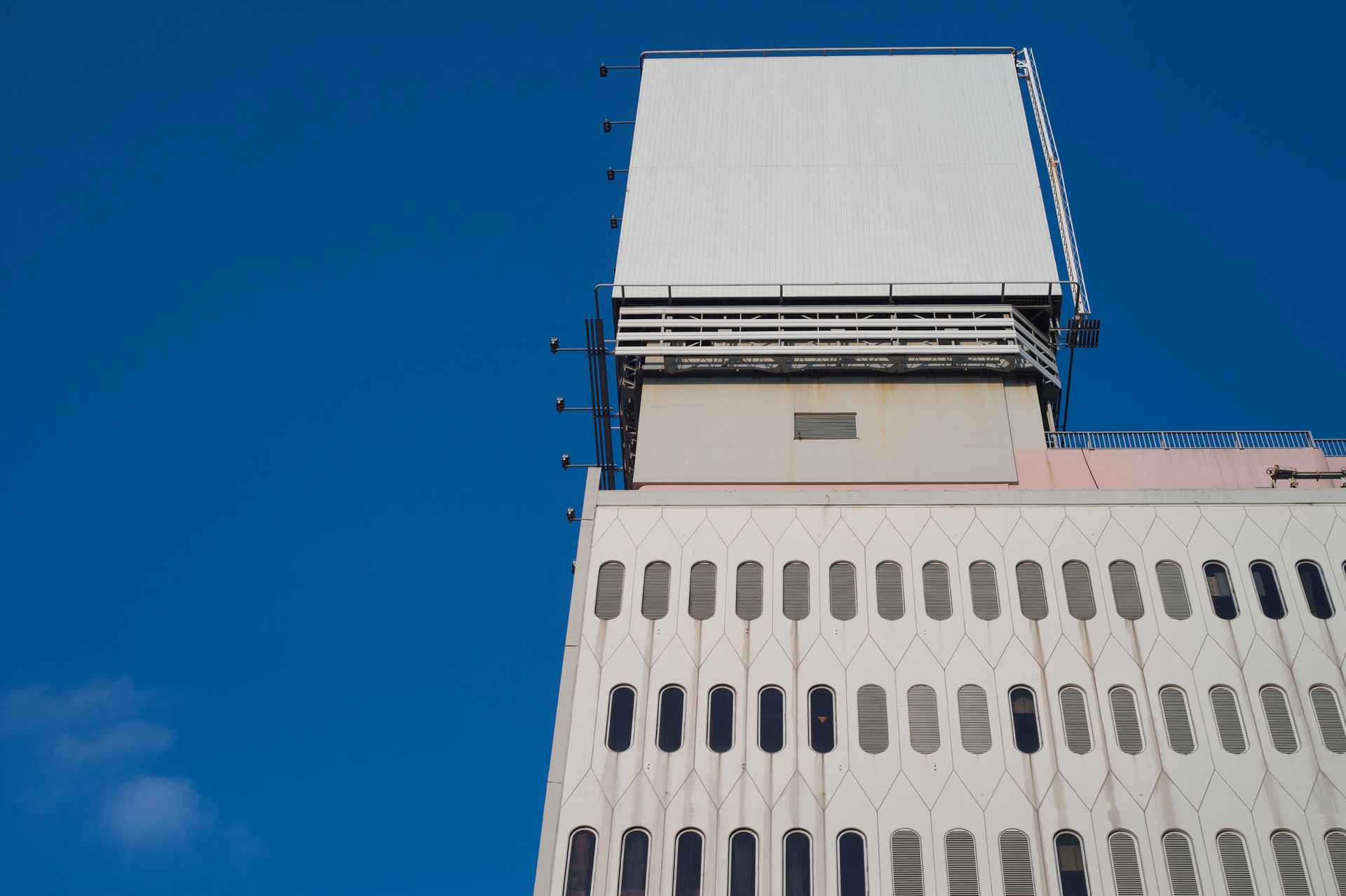 ©️と呼ばれるマルチコートが施されたニコンFマウントの伝統的な標準レンズですね。小型軽量です。個人的にすごく気に入っていて、各時代ごとに持ってます。開放から実用性能ありますけどね、絞りを開いている時の線の太さと、絞り込んだ時の線の細い感じが好きですね。モノクロフィルムでの描写も好きですな。<br>Df　Nikkor Auto 50mm F2（F8・1/1,250秒）ISO 400