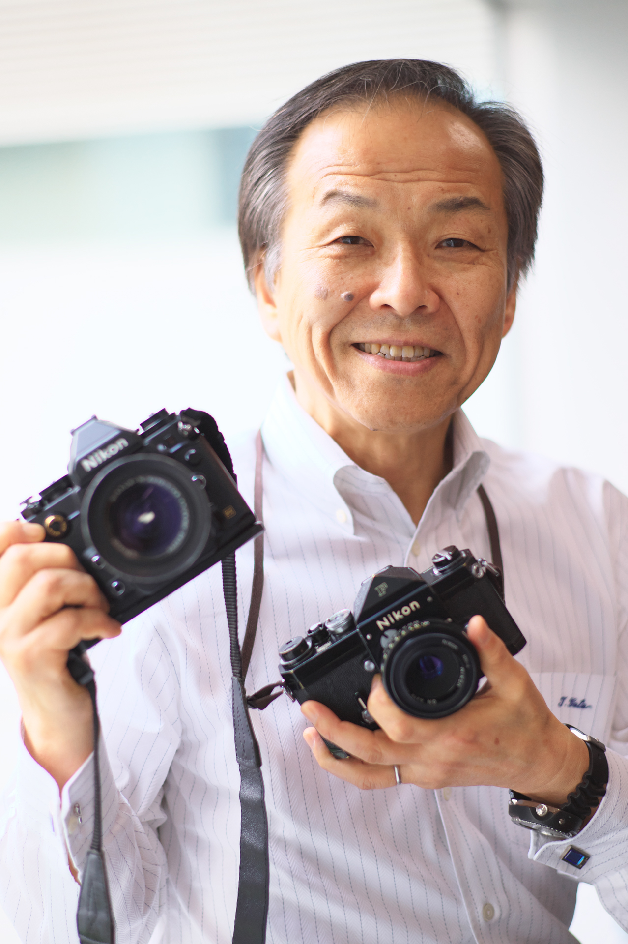 ある時に知人から借りてとても気に入り、探し回ってやっと見つけました。この個体はモノコート。外は雨で窓際で、光線状態としては良くないし明暗差が少し大きく。シャドー側に振った露光でコントラストは少々弱めだがポートレートにはいいですね。階調の繋がりもよく線の細い描写をします。モデルは後藤哲朗さん。<br>Df　Nikkor Auto 85mm F1.8（F2.8・1/640秒）ISO 800