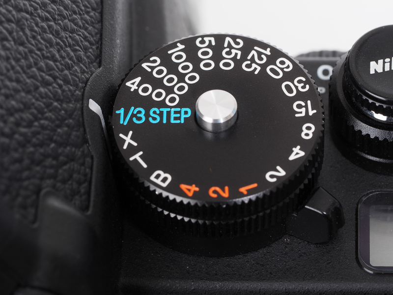 シャッタースピードダイヤルが必要以上にデカくて存在感あるか。ライカR8とかR9よりは小さいかな。1/3 STEPの刻印が緑色ってのは、FE2あたりを思い出してしまうわけです。