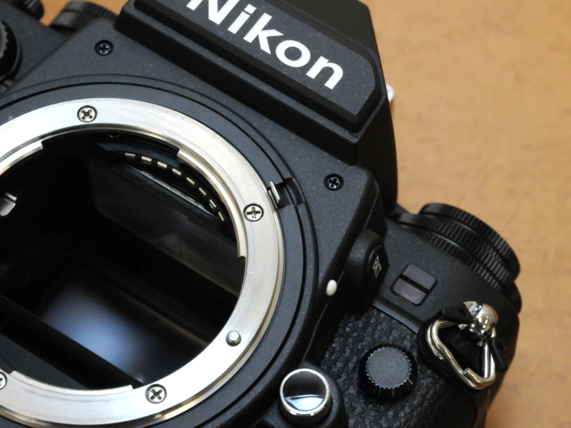 跳ね上げ式のAi連動ピン。<a href="https://dc.watch.impress.co.jp/docs/review/pview/622781.html" class="n" target="_blank">写真で見るニコンDf</a>より