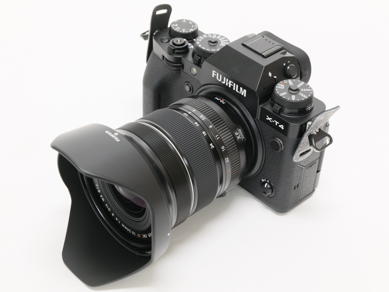 フードを装着した状態。ズーム操作で全長が変化しないため、操作面はもちろん、外観上の美しさも損なわれない点は、やはり特筆すべきポイントだ。最も手が触れる時間が長いズームリング（中間）のみラバー素材となっており、フォーカスリング（最前面）と絞りリング（ボディ側）が金属で分けられている点も嬉しいポイントだ