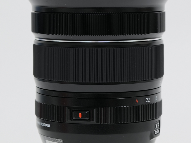 外観上の大きな違いとなっている絞りリングの仕様変更。リング側にAポジションがきたことで、旧モデルで側面に配されていた絞りの切り替えスイッチが廃止された