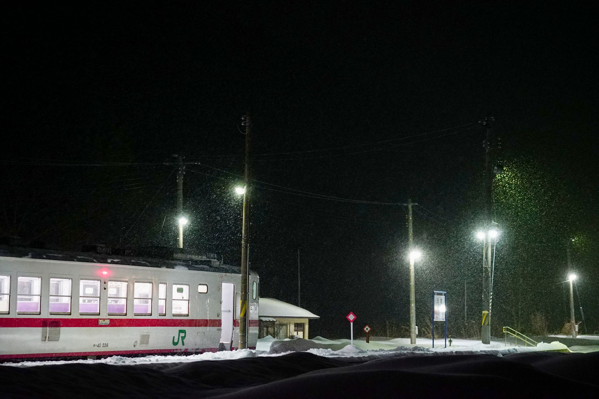 ソニーα7S II　FE 70-200mm F4 G OSS（97mm）　マニュアル露出（F4.0、1/50秒）ISO 6400　WB:オート