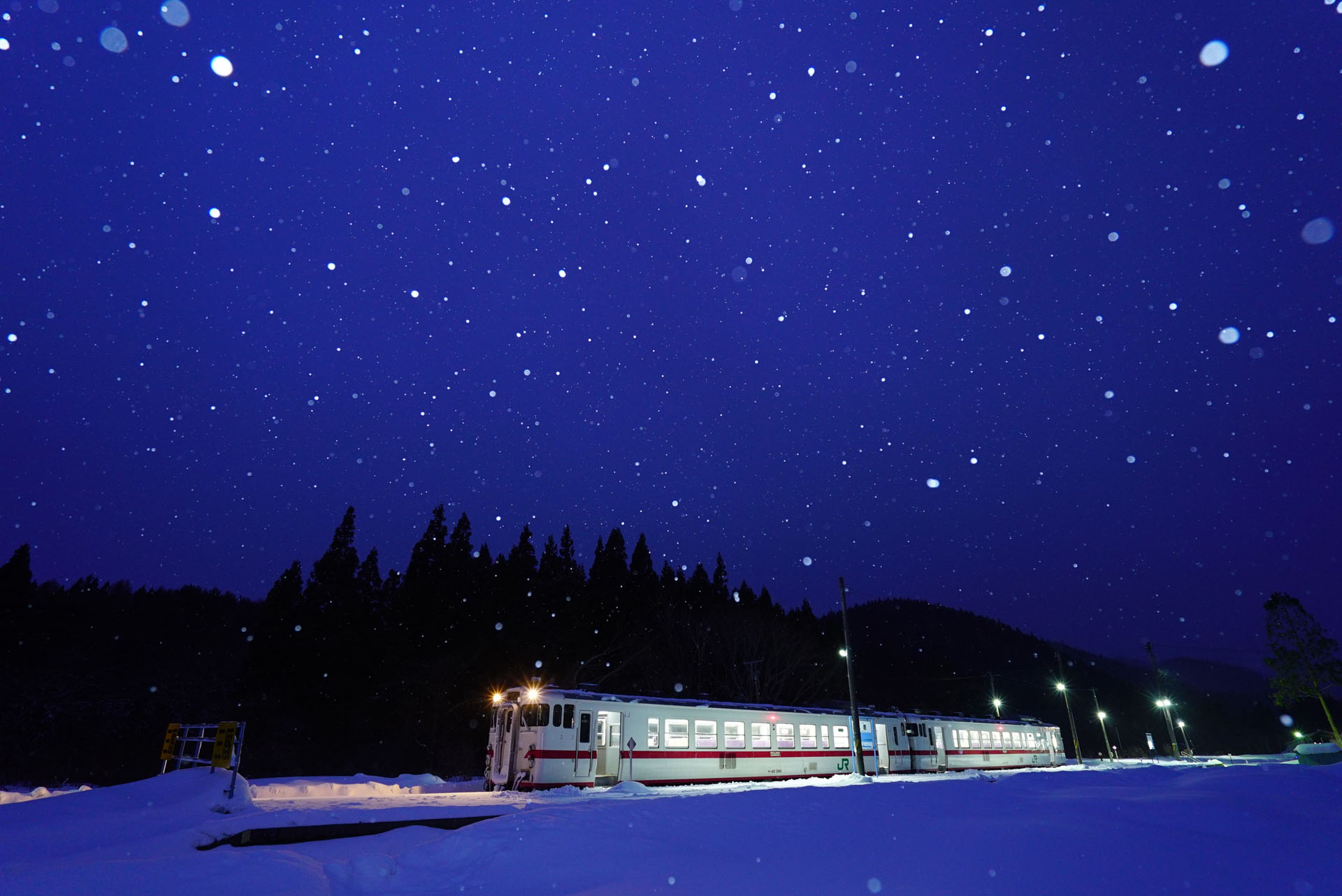 ソニーα7S II　FE 16-35mm F4 ZA OSS（17mm）　マニュアル露出（F4.0、1/10秒）ISO 1600　WB:晴天（B+2）　ビビッド